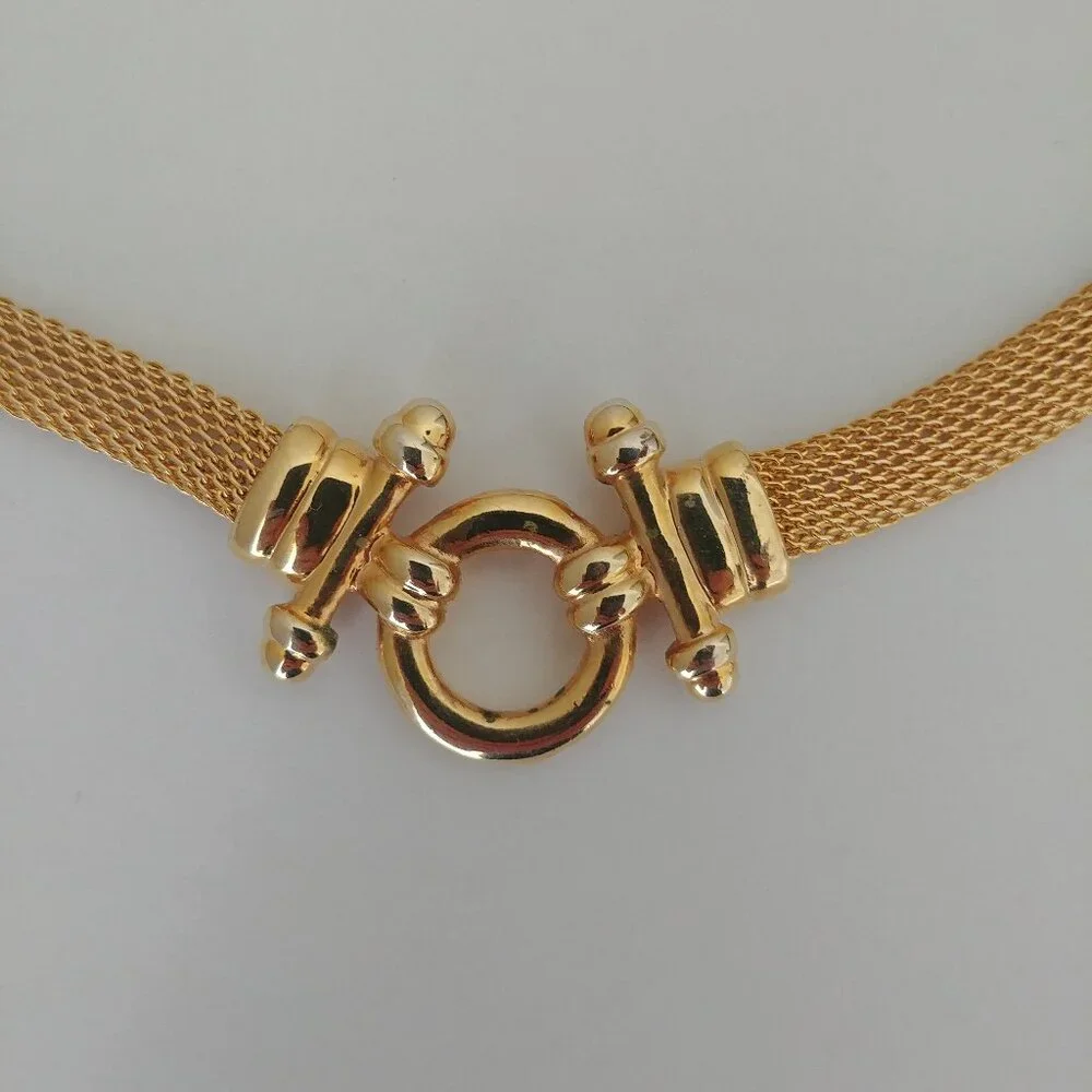 Short mesh style gold tone necklace faux clasp pendant - Picture 8 of 10